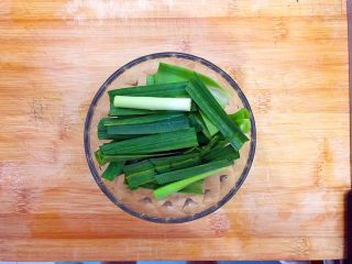 3、家常孜然四宝,青蒜洗干净后切段，备用！