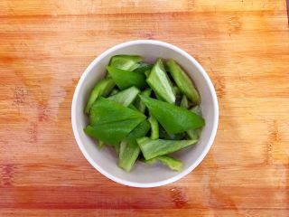 4、家常孜然四宝,青椒去籽洗干净后切块，备用！