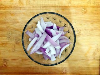 5、家常孜然四宝,洋葱去皮洗干净后切丝，备用！