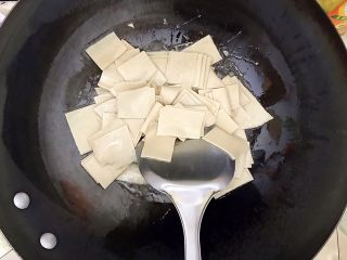 7、家常孜然四宝,放入豆皮用小火煸炒1分钟！