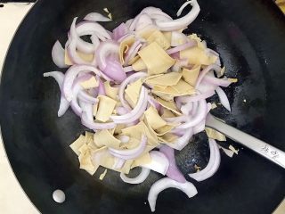 8、家常孜然四宝,加入洋葱，转中火，一起翻炒片刻！