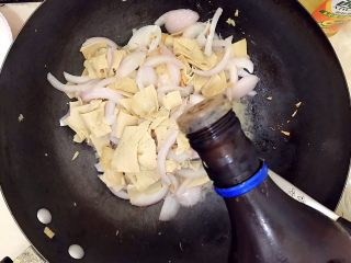 9、家常孜然四宝,烹少许料酒！