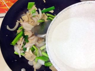 11、家常孜然四宝,加少许开水，切记不能用冷水，不然食材会变老，就不好吃了！