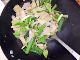 10、家常孜然四宝,再加入青蒜和青椒，继续翻炒片刻！