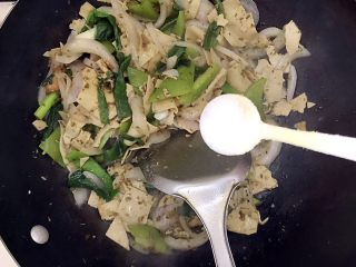 13、家常孜然四宝,加适量盐，翻炒均匀，即可！