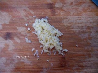 4、白灼菜心,蒜瓣拍扁顺利去皮,剁碎