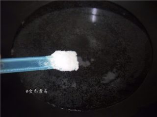 6、白灼菜心,锅里烧开适量水,锅中水沸腾时调入一勺盐,同时倒入适量食用油