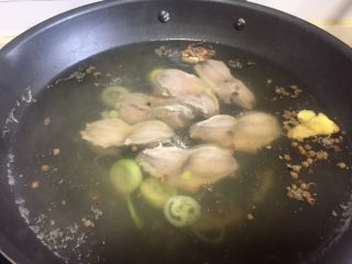 3、凉拌鸭胗（酸辣味）,转中火煮十分钟左右关火。