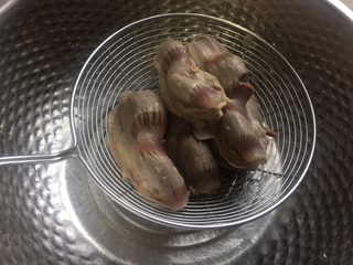5、凉拌鸭胗（酸辣味）,准备一盆冷开水，鸭胗从热锅里捞出放进冷开水里，冷却一会洗净捞出控干水份。