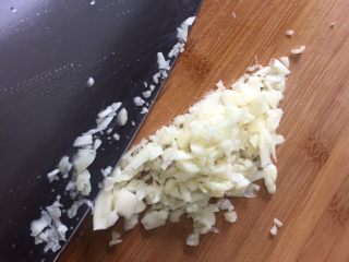 7、凉拌鸭胗（酸辣味）,大蒜剁成蒜蓉。