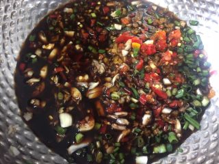 9、凉拌鸭胗（酸辣味）,再放入生抽、香醋、糖继续在在容器里搅匀。