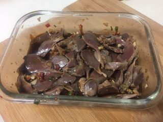 10、凉拌鸭胗（酸辣味）,放进乐扣盒子里，让料汁浸泡鸭胗，中途可以翻拌几次。