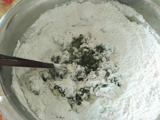 7、潮汕鼠曲粿,用筷子搅拌