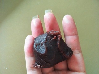 10、潮汕鼠曲粿,取出一小团红豆沙