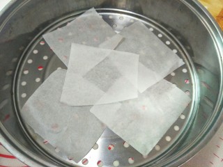 13、潮汕鼠曲粿,蒸笼放上剪好的油纸