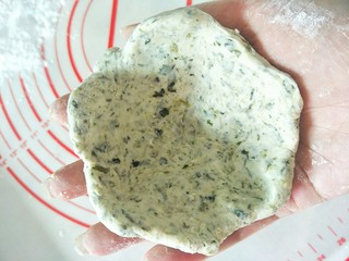 14、潮汕鼠曲粿,弄一小团鼠曲草粉团揉圆按扁