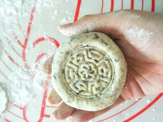 18、潮汕鼠曲粿,用模具印花，没有模具直接揉圆团也可以，