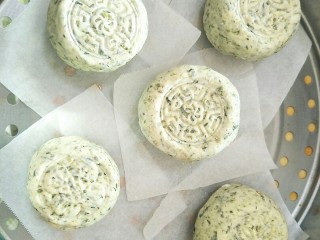 19、潮汕鼠曲粿,把印好的鼠曲粿放蒸笼上，大火烧开蒸15-20分钟就搞定了