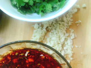 4、麻辣鸡块,香菜洗干净切段，碗中放入所有调料拌匀