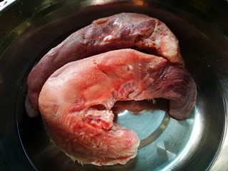 1、创意菜～香烤黑椒口条,猪舌冲洗干净