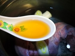 2、创意菜～香烤黑椒口条,放入锅中飞水 加入葱段姜片料酒 煮制猪舌表面变色 捞出