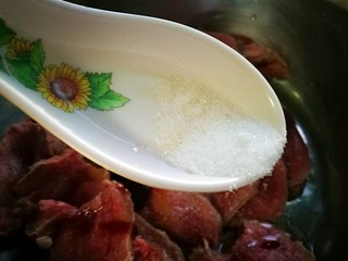 5、创意菜～香烤黑椒口条,加入适量盐