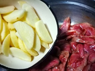 8、创意菜～香烤黑椒口条,加入苹果片