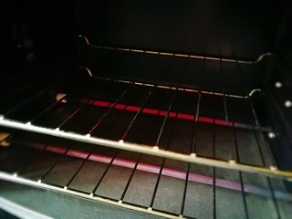 13、创意菜～香烤黑椒口条,烤箱预热一下 180℃ 烤制五六分钟