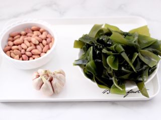 1、蒜香海带结花生米,首先备齐所有的食材。