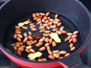 2、蒜香海带结花生米,锅中倒入适量的清水，放入洗净的花生米，加入八角和姜片。