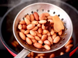 3、蒜香海带结花生米,大火烧开后，中火煮15分钟后捞出沥干水分。