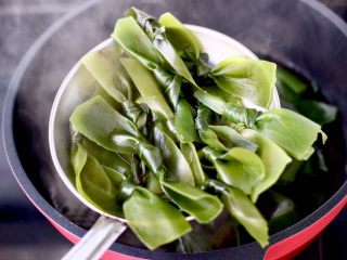 4、蒜香海带结花生米,锅中倒入适量清水烧开，把海带结也焯熟捞出沥干水分。