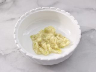 5、蒜香海带结花生米,大蒜去皮捣成泥状，放入碗里。