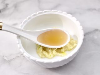 6、蒜香海带结花生米,先加入米醋。