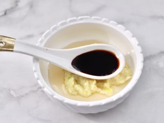 7、蒜香海带结花生米,再加入酱油调味调色。