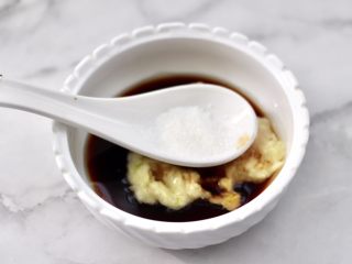 8、蒜香海带结花生米,加入盐和白糖。