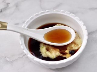 9、蒜香海带结花生米,最后加入芝麻油增加口感，