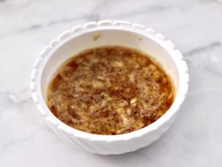 10、蒜香海带结花生米,把调料混合拌匀，调料汁就调制好了。