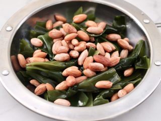 12、蒜香海带结花生米,上面放入煮熟的花生米。