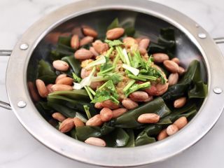 14、蒜香海带结花生米,加入切段的香菜。