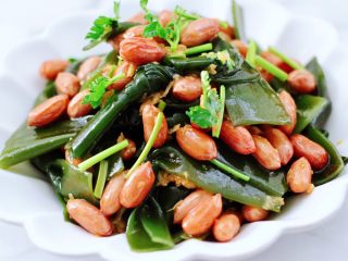 15、蒜香海带结花生米,把所有食材混合搅拌均匀就可以了。