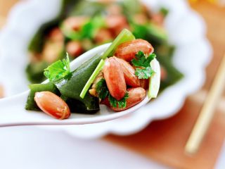 16、蒜香海带结花生米,清爽不油腻，好吃到爆炸，每次上桌就秒光咯～