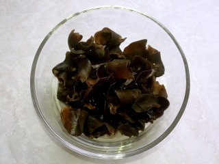 1、捞汁凉菜,木耳提前泡发，然后摘去根，撕小朵。