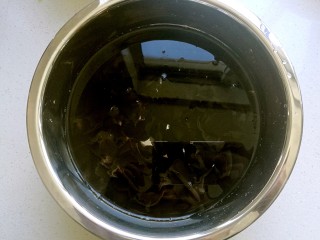 3、捞汁凉菜,将木耳捞出后放入冷水中过凉，然后控干水份。