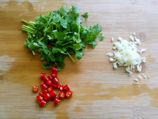 6、捞汁凉菜,小米椒切碎，蒜挆成未，香菜切段备用。