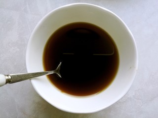 7、捞汁凉菜,在碗中倒入50毫升纯净水，再加入生抽，香醋，蚝油，白糖和适量的盐用勺子搅匀。