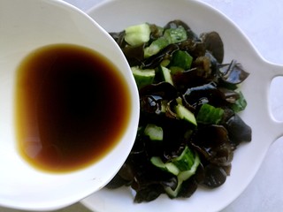 8、捞汁凉菜,将料汁均匀地浇在菜上。