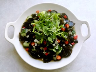 11、捞汁凉菜,放上香菜。