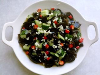 10、捞汁凉菜,再洒上蒜未。