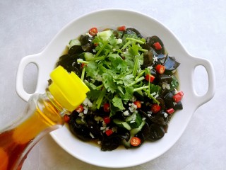 12、捞汁凉菜,然后倒入辣椒油。